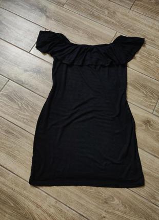 Маленьке чорне плаття з відкритими плечима та воланом, добре тягнеться, стан без нюансів8 фото
