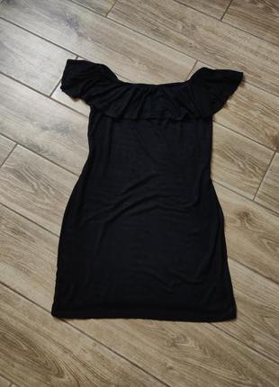 Маленьке чорне плаття з відкритими плечима та воланом, добре тягнеться, стан без нюансів2 фото