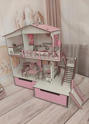Деревянный самосборный игрушечный домик розовый для кукол с ящиками, комплектом мебели и лестницей1 фото