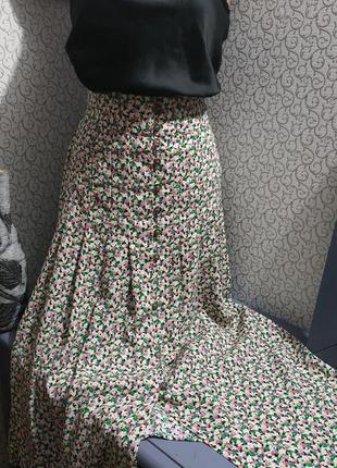 Длинная юбка юбка с пуговицами.