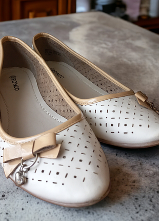 Балетки, туфлі з перфорацією
