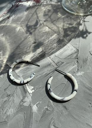 Круглі сережки мармуровий принт акрилові у стилі 80х 90х білі тонкі2 фото