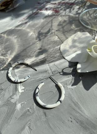 Круглые серьги мраморный принт акриловые в стиле 80х 90х белые тонкие 5