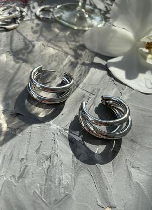 Объемные серьги серебряного цвета6 фото