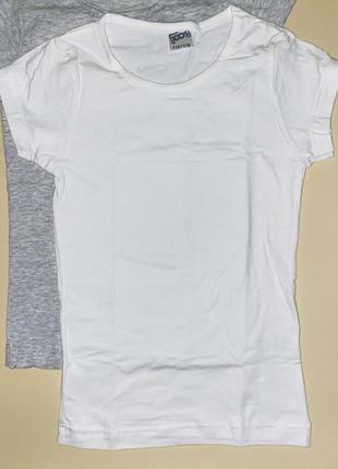 Набір футболок базових кольорів: сірого та білого підійде і хлопчику і дівчинці // 110/116 📌 122/128