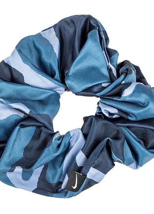 Женская резинка для волос nike gathered hair tie large printed thunder синий one size (n.100.3040.910.os)