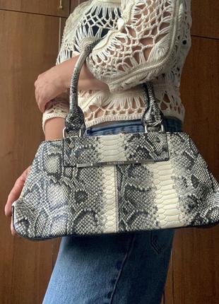 Женская серая сумка fiorelli, сумка багет, имитация питона, состояние новой5 фото