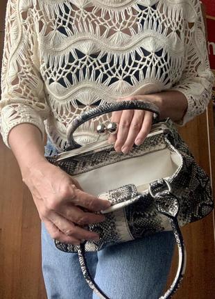 Женская серая сумка fiorelli, сумка багет, имитация питона, состояние новой4 фото