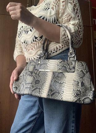 Женская серая сумка fiorelli, сумка багет, имитация питона, состояние новой7 фото
