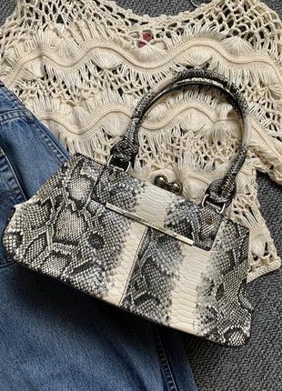Женская серая сумка fiorelli, сумка багет, имитация питона, состояние новой3 фото