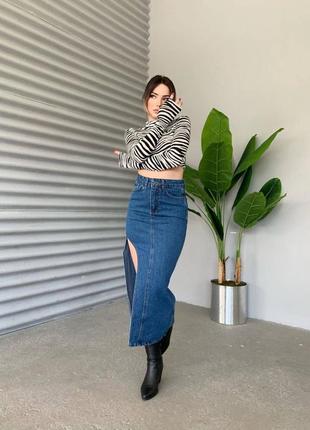 Джинсовая юбка с разрезом