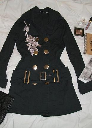 Удлиненный пиджак, легкий плащ на поясе с вышивкой