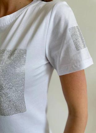 Шикарная и комфортная,женская, футболка свободного кроя с короткими рукавами украшена отличной аппликацией из блестящих страз.10 фото