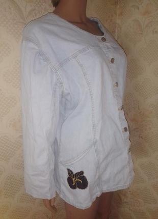 Светлый джинсовый пиджак с цветком джинсовая рубашка батал6 фото