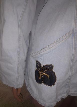 Светлый джинсовый пиджак с цветком джинсовая рубашка батал8 фото