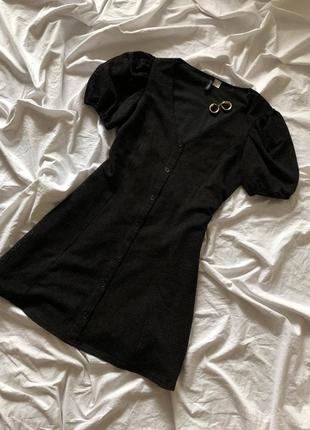 Чорна мила сукня з обʼємними рукавами2 фото