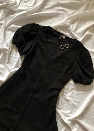 Чорна мила сукня з обʼємними рукавами5 фото