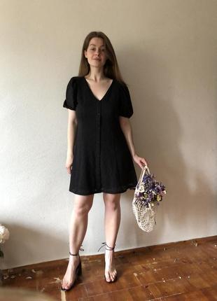 Чорна мила сукня з обʼємними рукавами7 фото