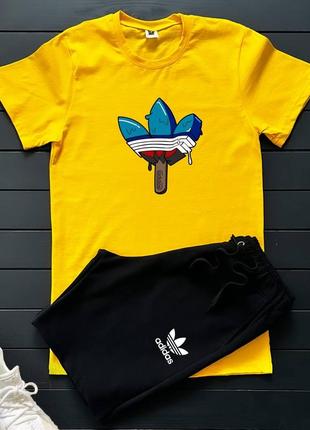 Летний жёлтый спортивный костюм adidas с принтом на груди адидас літній костюм adidas з принтом на грудях адідас