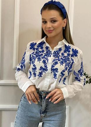 Женская рубашка на пуговицах с синей вышивкой