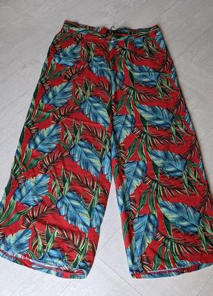 Классные широкие штаны палаццо з тропическим принтом - то что нужно летом!