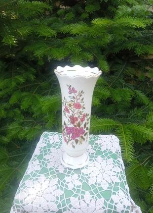 Продам фарфоровую ваза , цветы на вазе расписаны вручную