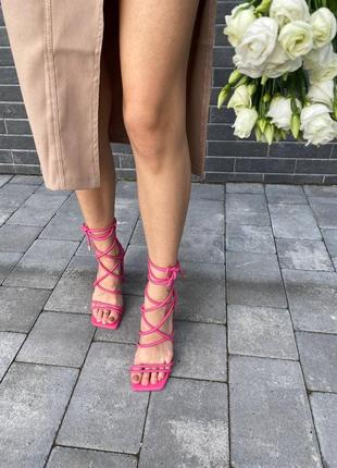 Босоножки с квадратным носком на каблуке розовые3 фото