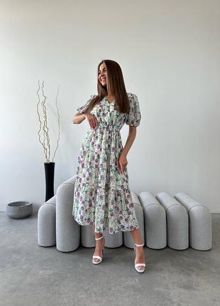 Сукня приталеного крою з тонким потаємним поясом, верхня частина на запах, і витончені рукава - ліхтарики