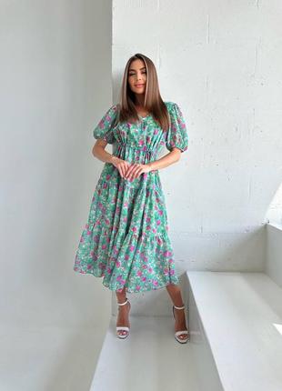 Сукня приталеного крою з тонким потаємним поясом, верхня частина на запах, і витончені рукава - ліхтарики