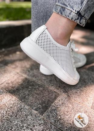 Белые легкие кроссовки кеды из натуральной кожи с перфорацией женская повседневная обувь4 фото