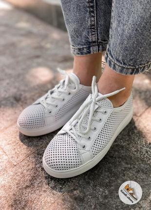 Белые легкие кроссовки кеды из натуральной кожи с перфорацией женская повседневная обувь1 фото