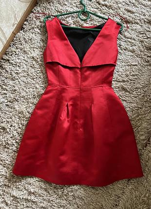 Червона сукня