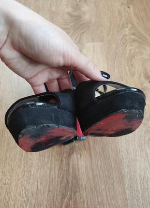 Замшевые босоножки на каблуке с вышивкой8 фото