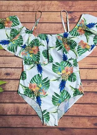 Слитный купальник модного кроя.