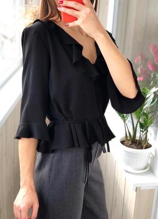 Чорна коротка блуза з рюшами4 фото