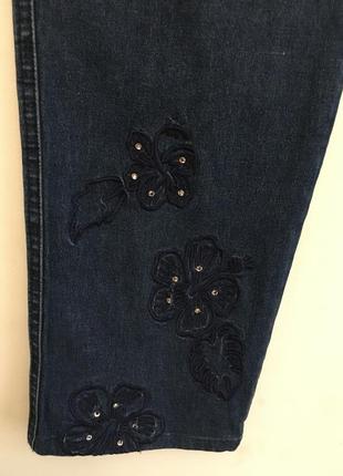 Оригинальные прямые джинсы с вышивкой3 фото