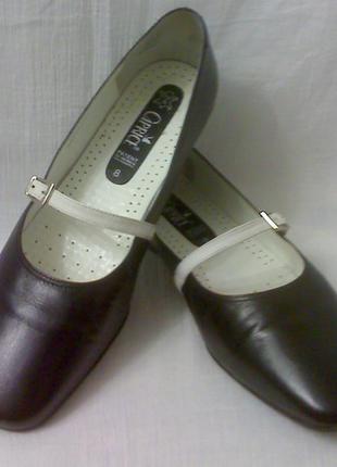 Елегантні шкіряні туфлі.42-43 розмір