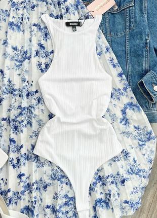 Белый боди в рубчик от missguided