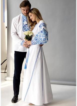 Вышитое белое платье с голубым узором