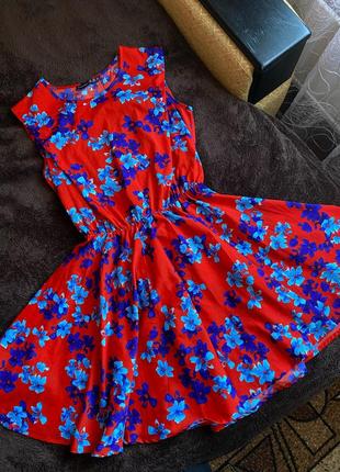 Красное платье в цветочный принт пышное платье с открытой спиной