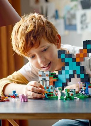 Конструктор lego minecraft форпост із мечем (21244)5 фото