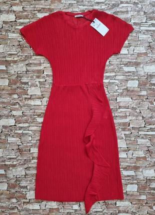 Красное гофрированное платье миди zara с оборкой.2 фото