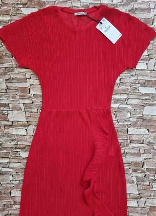 Красное гофрированное платье миди zara с оборкой.3 фото