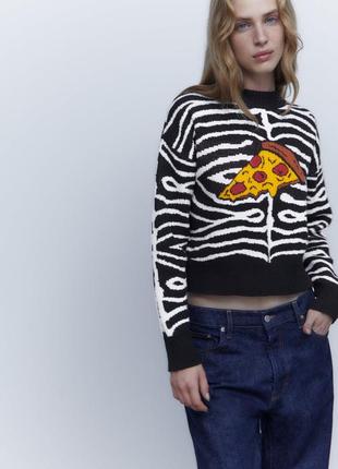 Zara стильный свитер с принтом пицца