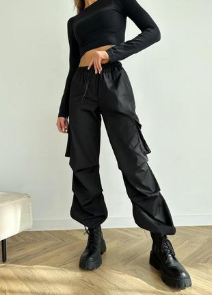 Размеры s, m, l, xl
брюки "карго" с рабочими боковыми карманами, клапанами сзади, карманами "хулиганами" у пояса. ткань - полированный коттон.6 фото