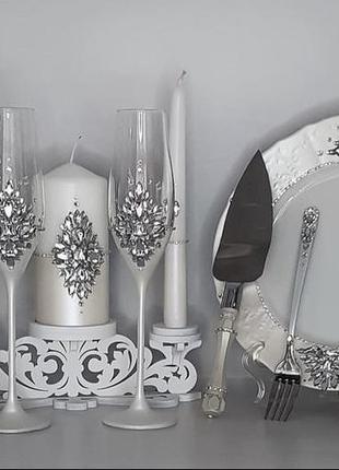 Набор свадебные бокалы, свечи и подсвечник молочный, столовые приборы для торта. "стразы"1 фото