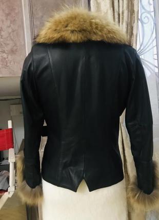 Кожаная куртка с мехом енота