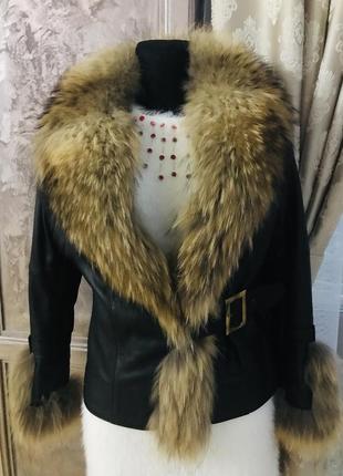 Кожаная куртка с мехом енота
