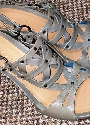 Босоножки на танкетке clarks. размер 37 ( стелька 24,5 см)