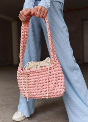 Стильная плетеная сумка